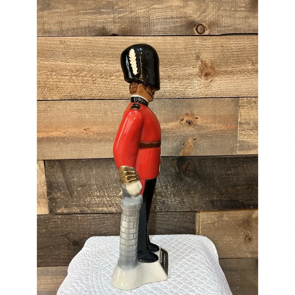 Vintage Windsor Supreme Canadian Whiskey Guard Soldier Liquor Bottle Decanter